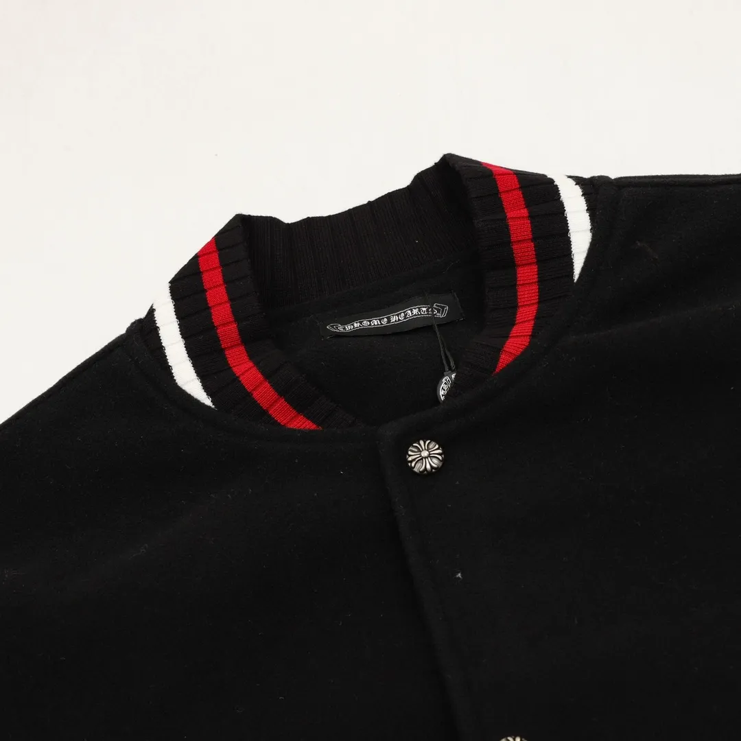 🅿️570 CH/Cro Heart Horseshoe Embroidered Baseball Jacket Warm reminder: It is recommended to hand wash or dry clean! ! This year is particularly popular. Baseball uniform jackets are available at all levels on the market (you must compare the details). The most powerful quality control. Baseball uniforms have been produced and researched for 7 years. The details are exquisite. With it, you will be the most handsome boy in the world. The fully painted four-button buckle (button with LOGO), the fabric is customized for more than a month. It is not ready-made in the market. It is made of wool blend, custom-woven and dyed. It has high color fastness. It is recommended to hand wash or dry clean for the first time. "Custom-woven knitted rib at the hem", the lining is made of silky and delicate cupro fiber material, which can be worn directly next to the body. It is extremely comfortable, a heavyweight item, purchase version! Size：XS-L